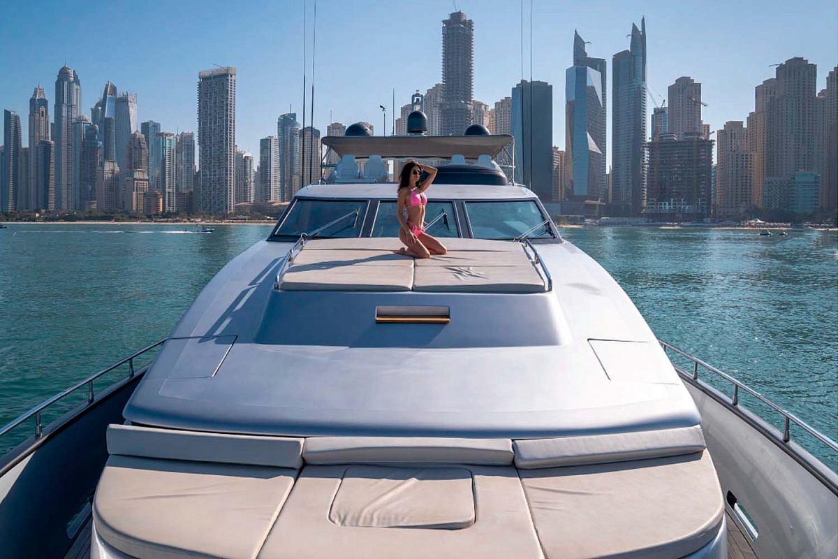 Аренда моторной яхты Azimut 100 Medusa в Дубае, ОАЭ
